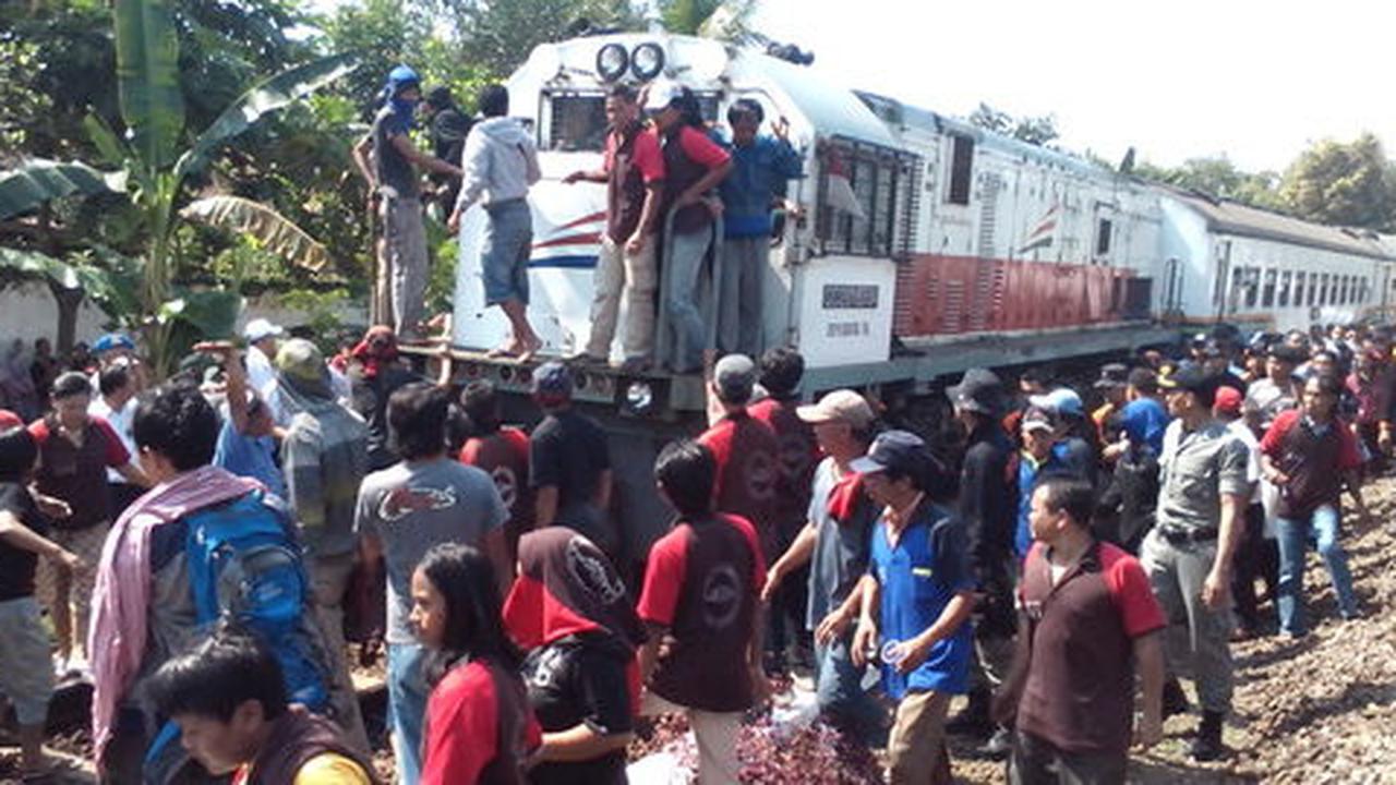 Tolak harga murah penggusuran, warga blokade rel Batuceper Tangerang
