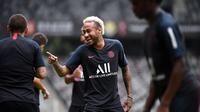 Pemain Paris Saint-Germain Neymar bercanda dengan rekan setimnya saat sesi latihan jelang menghadapi Rennes dalam Trophee des Champions di Stadion Universiade Shenzhen, China, Jumat (2/8/2019). PSG akan menghadapi Rennes pada Sabtu, 3 Agustus 2019. (FRANCK FIFE/AFP)