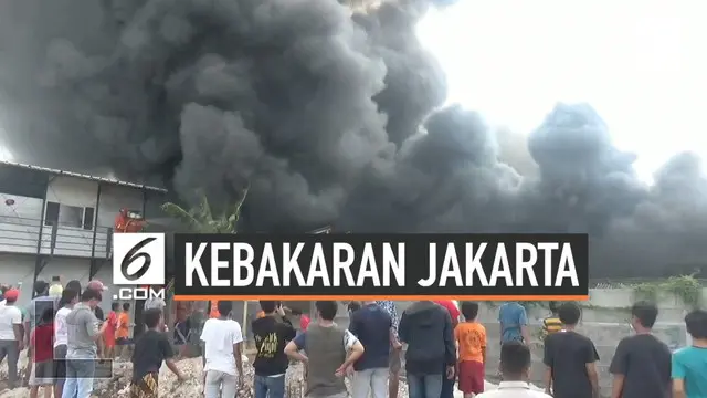 Kebakaran melanda gudang kayu dan permukiman warga di daerah Ciracas Jakarta Timur. petugas pemadam kebakaran (Damkar) bekerja keras agar kebakaran tidak meluas ke permukiman warga lainnya. 23 mobil damkar dikerahkan memadamkan api.