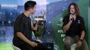 Legenda Barcelona, Carles Puyol, menjawab pertanyaan saat jumpa fans di Jakarta, Senin (11/3). Jumpa fans ini dalam rangka UEFA Champions League Trophy Tour di Indonesia. (Bola.com/Vitalis Yogi Trisna)