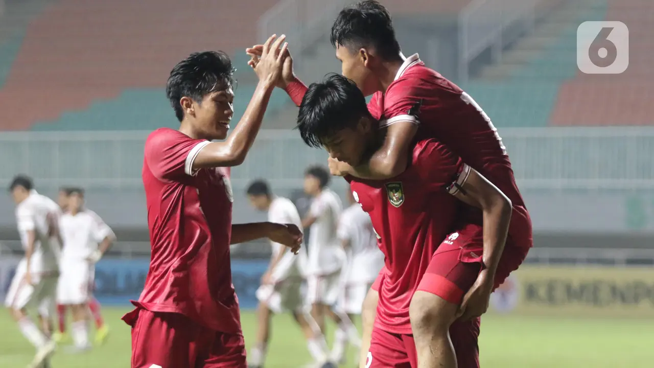 Pita Hitam Tanda Duka Masih Dikenakan Pemain Timnas U-17 Indonesia Saat Hadapi Uni Emirat Arab