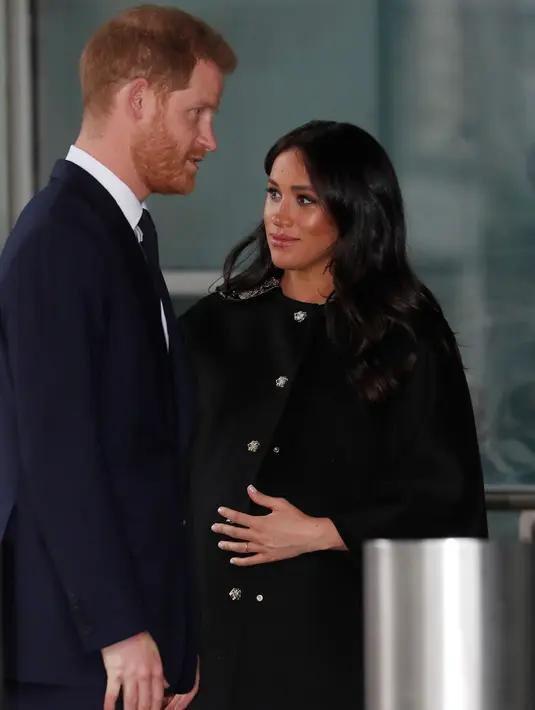 Pangeran Harry dan Meghan Markle mengunjungi New Zealand House di London, Selasa (19/3). Pangeran Harry dan Meghan Markle menempatkan karangan bunga di luar gedung sebagai penghormatan kepada para korban serangan teror di Christchurch. (AP/Alastair Grant)