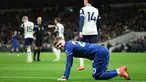 Pemain Chelsea, Cole Palmer, tersenyum setelah wasit Anthony Taylor menunjuk titik putih dan memberi penalti. (AP Photo/Ian Walton)