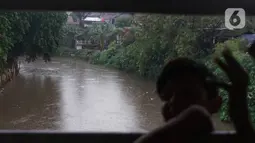 Kondisi aliran Sungai Ciliwung di kawasan Rawajati, Jakarta, Selasa (17/12/2019). Hujan deras yang mengguyur Jakarta sejak siang menyebabkan debit air Sungai Ciliwung mulai mengalami kenaikan, namun masih terpantau normal. (Liputan6.com/Immanuel Antonius)