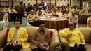 Presiden Ke-3 BJ Habibie (tengah) di dampingi Ketum Partai Golkar, Setya Novanto (kiri) Dewan Pembina DPP Partai Golkar Aburizal Bakrie menghadiri Seminar Nasional Partai Golkar, Jakarta, Kamis (19/10). (Liputan6.com/Johan Tallo )