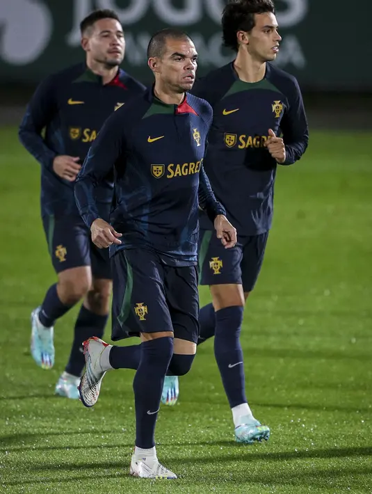 Penyerang Portugal Joao Felix (kanan), bek Portugal Pepe (tengah) dan bek Portugal Raphael Guerreiro menghadiri sesi latihan di Lisbon, Rabu (16/11/2022). Cristiano Ronaldo dipastikan absen dalam pertandingan uji coba Portugal vs Nigeria, 18 November 2022 dini hari WIB, karena mengalami gastritis atau sakit lambung. (CARLOS COSTA / AFP)