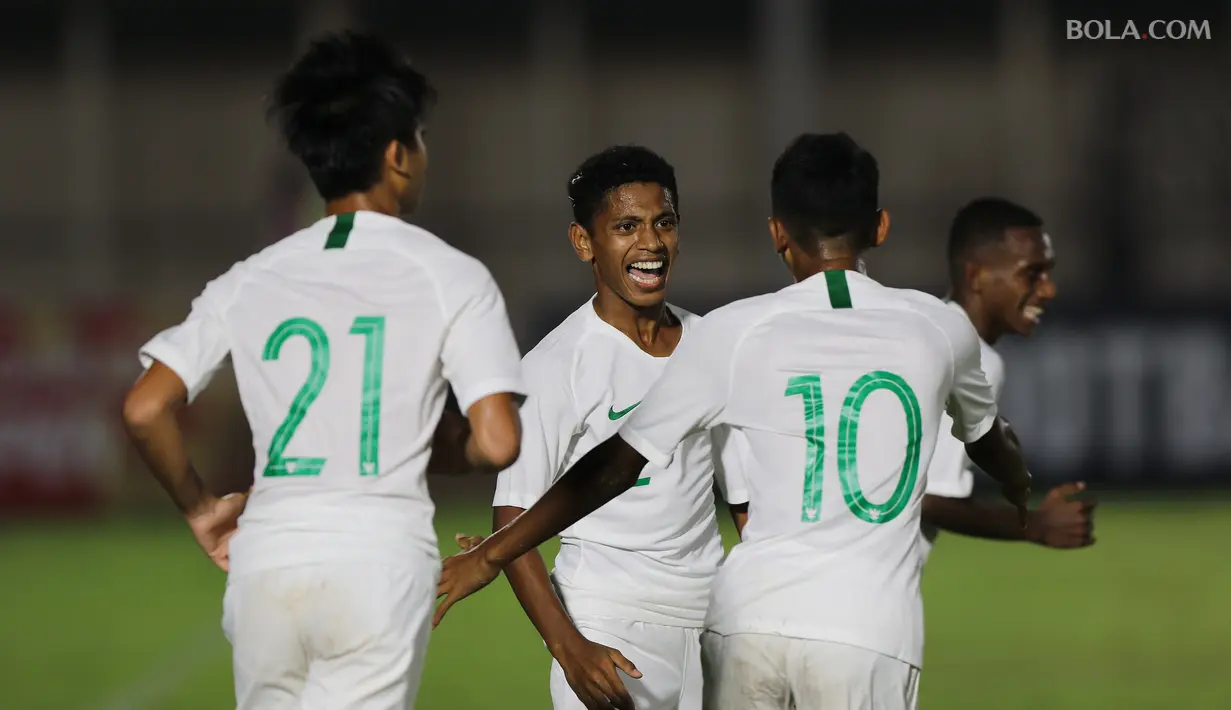 Pemain Timnas Indonesia U-16 merayakan gol yang dicetak oleh Alfin Lestaluhu ke gawang Filipina pada laga babak Kualifikasi Piala AFC U-16 2020 di Stadion Madya, Jakarta, Senin (16/9/2019). Indonesia menang 4-0 atas Filipina. (Bola.com/M Iqbal Ichsan)