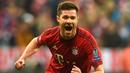 7. Xabi Alonso - Xabi adalah playmaker yang selalu bergerak dinamis pada setiap pertandingan. Legenda Liverpool tersebut selalu memainkan peran metronomik dan kreator di daerah lapangan tengah. (AFP/Cristof Stache)