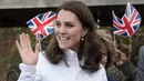 Duchess of Cambridge, Kate Middleton melambaikan tangan setibanya di Bond Primary School, London, 17 Januari 2018. Meski sudah memasuki bulan ke-6, Kate Middleton masih aktif menjalani misi-misi kerajaan. (Arthur Edwards /POOL/AFP)