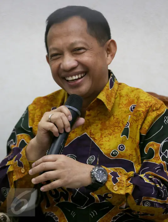 Calon Kapolri Komjen Pol Tito Karnavian saat menerima kunjungan Komisi III DPR di kediamannya di Pasar Minggu, Jakarta, Rabu (22/6). Kunjungan ini bagian dari rangkaian seleksi calon Kapolri. (Liputan6.com/Johan Tallo)