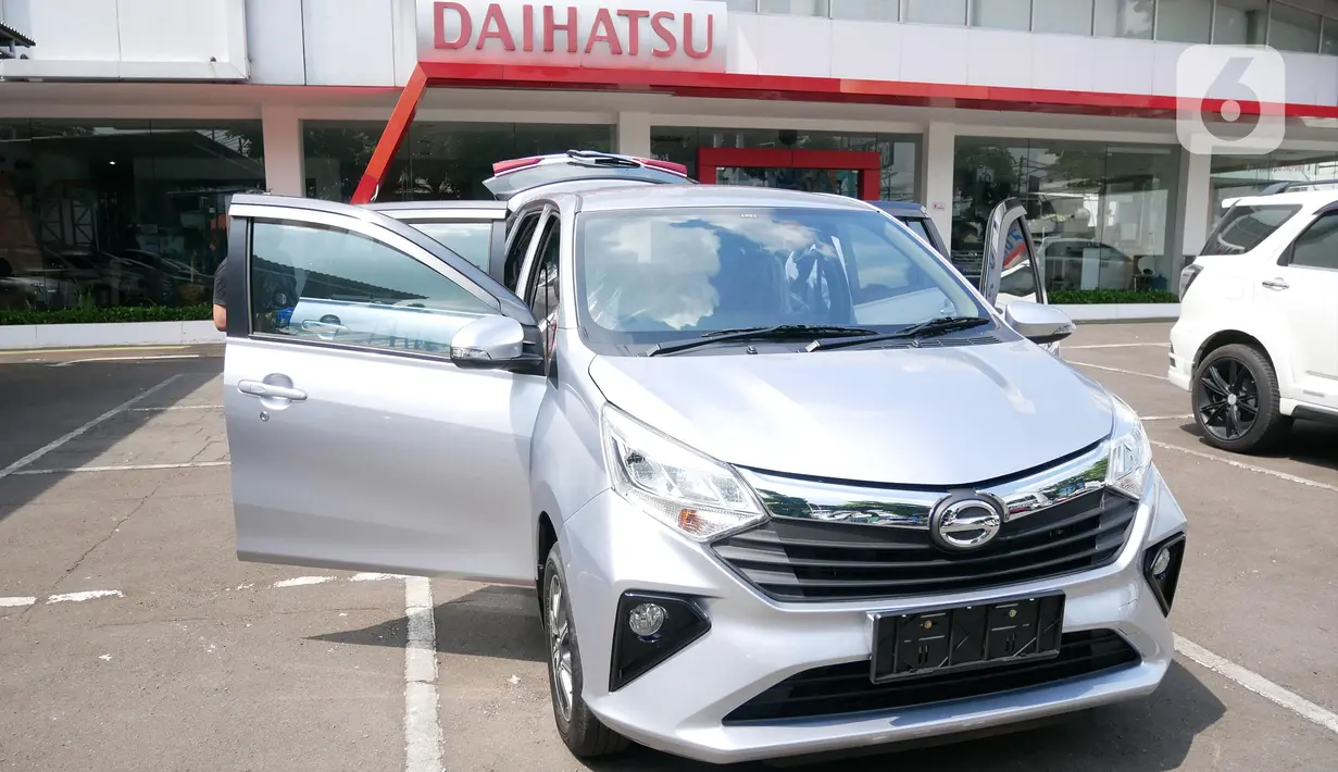 Mobil terparkir di showroom mobil Tunas Daihatsu, Jakarta, Rabu (17/6/2020). Menurut Gabungan Industri Kendaraan Bermotor Indonesia (Gaikindo), penjualan mobil di Indonesia pada Mei 2020 turun 82 persen dari pencapaian Mei 2019 yang sebesar 93.881 unit. (Liputan6.com/Angga Yuniar)
