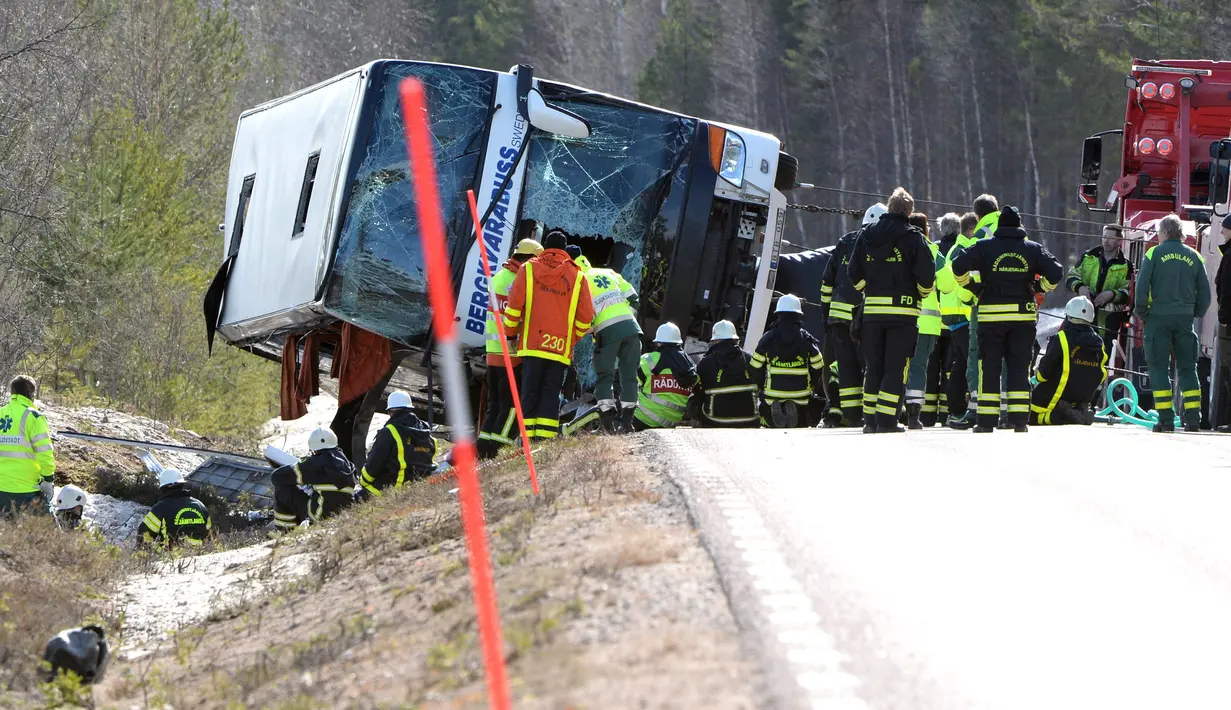 Suasana evakuasi sebuah bus rombongan anak-anak yang mengalami kecelakaan di E45 wilayah Sveg dan Fagelsjo di Swedia (2/4). Akibat insiden tersebut tiga orang tewas. (Photo Nisse Schmidt / TT / kod 40421)