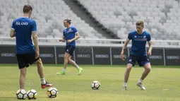 Para pemain Islandia mengontrol bola saat latihan di SUGBK, Jakarta, Sabtu (13/1/2018). Islandia menggelar latihan resmi jelang laga persahabatan melawan Indonesia. (Bola.com/Vitalis Yogi Trisna)