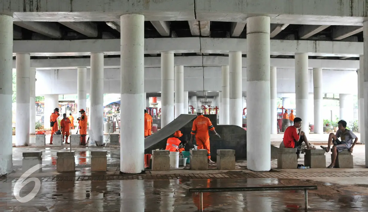 Taman Interaktif FO Klender yang berada di kolong Flyover Klender, Pulogadung, Jakarta Timur mulai diperbaiki Dinas Pertamanan dan Pemakaman DKI Jakarta bersama pihak Kecamatan Pulogadung dan Kelurahan Jatinegara, Rabu (10/2). (Liputan6.com/Yoppy Renato)