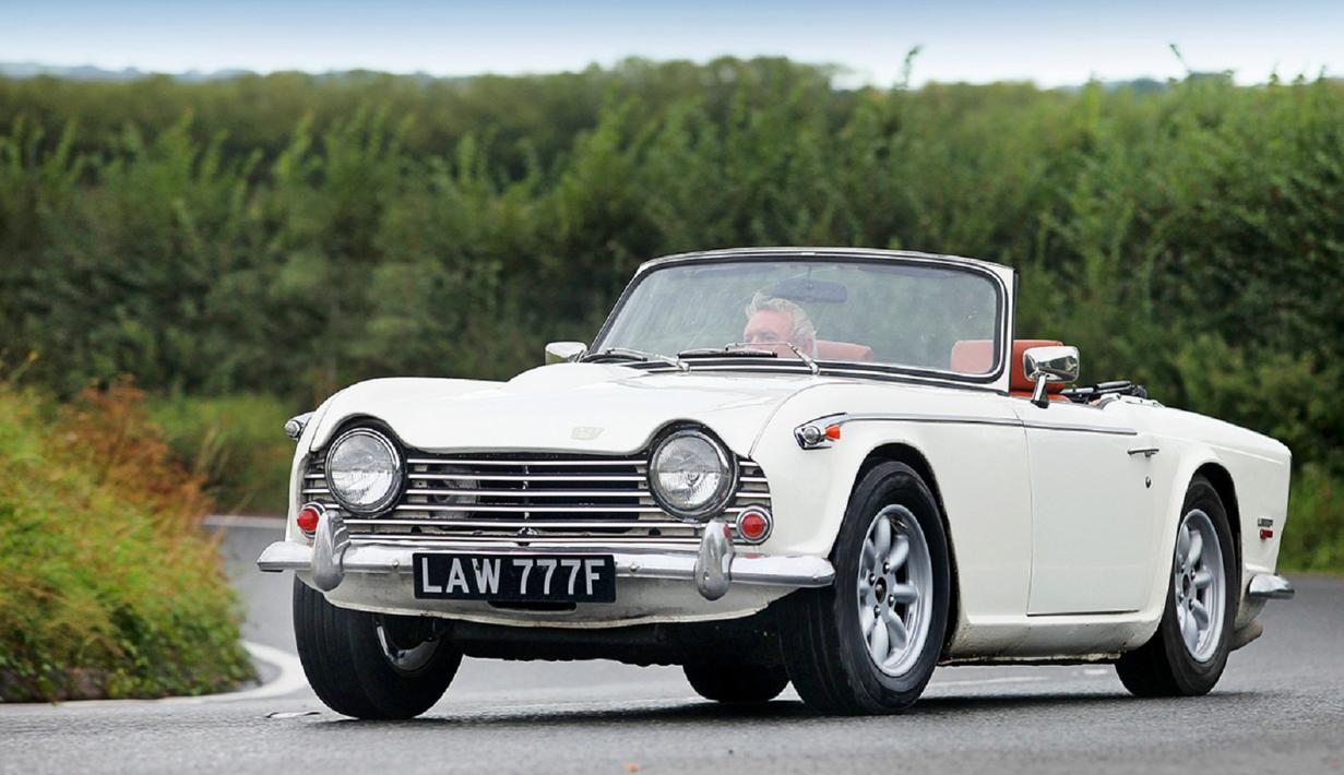 Triumph TR5 memiliki desain khas mobil klasik Inggris. Roadster eksklusif ini hanya dibuat sebanyak 2.947 unit saja di dunia. (Source: classicandsportscar.com)