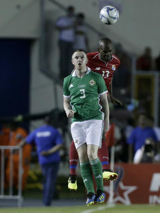 Duel pemain Irlandia Utara, Shane Ferguson (depan) dan pemain Panama, Adolfo Machado pada laga uji coba di Panama City, (29/5/2018). Panama dan Irlandia Utara bermain imbang 0-0. (AP/Arnulfo Franco)