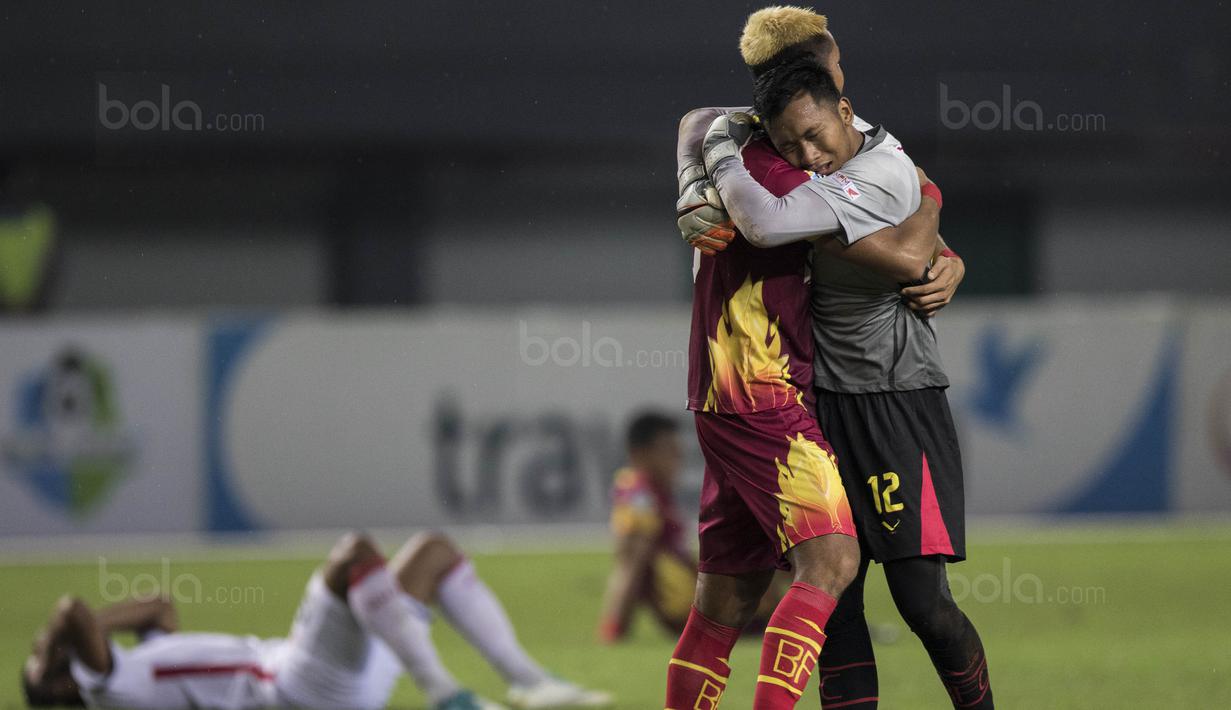 Kiper Bhayangkara FC, Awan Setho, bersama Jajang Mulyana, merayakan kemenangan atas Bali United, pada laga Liga 1 Indonesia di Stadion Patriot, Bekasi, Jumat (29/9/2017). Bhayangkara menang 3-2 atas Bali. (Bola.com/Vitalis Yogi Trisna)