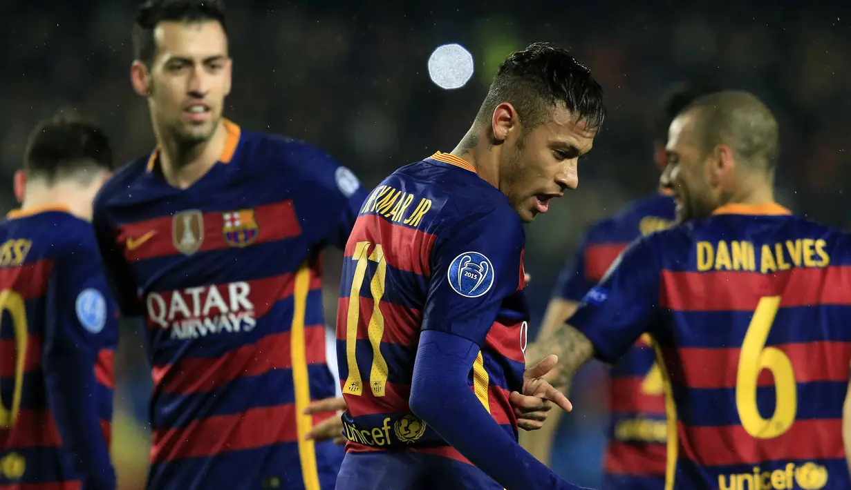 Neymar  menyumbangkan satu golsaat timnya mengalahkan Arsena 3-1 pada leg kedua 16 besar liga Champions di Stadion Camp Nou, Barcelona, Kamis (17/3/2016) dini hari WIB. (AFP/Pau Barrena)