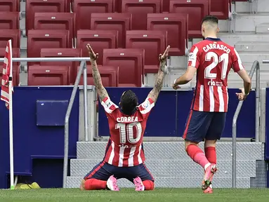 Striker Atletico Madrid, Angel Correa (kiri) melakukan selebrasi usai mencetak gol pertama timnya ke gawang SD Huesca dalam laga lanjutan Liga Spanyol 2020/2021 pekan ke-32 di Wanda Metropolitano Stadium, Madrid, Kamis (22/4/2021). Atletico menang 2-0 atas SD Huesca. (AFP/Javier Soriano)