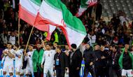 Para pemain dan tim teknis Iran merayakan kemenangan setelah pertandingan kualifikasi Piala Dunia FIFA 2026 zona Asia Grup A antara Iran dan Uzbekistan, pada 25 Maret 2025 di Teheran. (AFP)