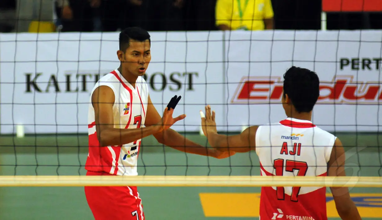 Pevoli putra Jakarta Pertamina Energy, Ayip Rizal (kiri) berbincang dengan Aji saat laga melawan Jakarta BNI 46 di Pertamina Proliga 2015, Dome Sport Balikpapan, (7/2/2015). Jakarta Pertamina Energy unggul 3 set langsung. (Liputan6.com/Helmi Fithriansyah)