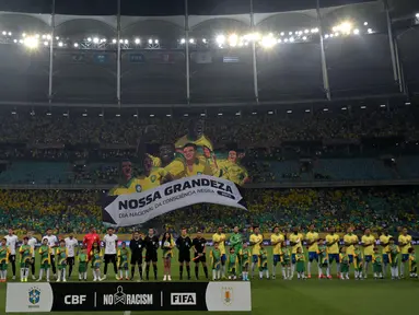 Para pemain Uruguay (kiri) dan Brasil berpose untuk berfoto sebelum dimulainya pertandingan sepak bola kKualifikasi Piala Dunia FIFA 2026 zona Amerika Selatan di stadion Arena Fonte Nova di Salvador, Brasil, pada Selasa 19 November 2024 waktu setempat atau Rabu 20 November 2024 pagi Waktu Indonesia Barat. (NELSON ALMEIDA/AFP)