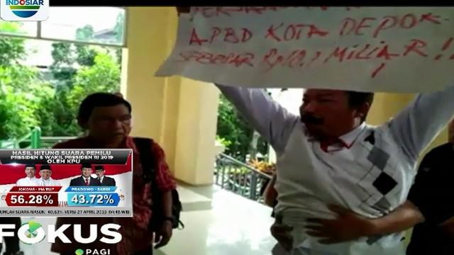 Kasno pun akhirnya diminta keruang Gedung DPRD Depok. Namun, meski diamankan dan diusir, dia terus berteriak sembari membentangkan poster tuntutan.