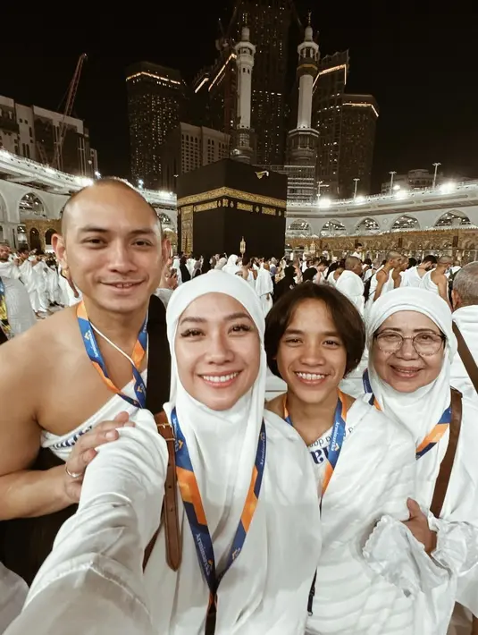 Penampilan BCL selama di Tanah Suci juga tak kalah menarik perhatian. BCL tampil anggun dengan balutan hijab dan niqab alias cadar. Banyak netizen yang memujinya. [Instagram/itsmebcl]