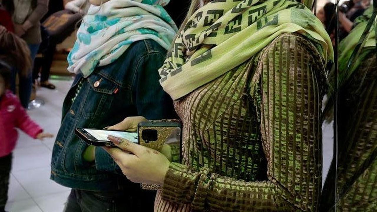 Di tengah berbagai ancaman Taliban, beberapa salon kecantikan di Afghanistan nekat untuk tetap buka.  Sehingga memberi kesempatan beberapa wanita untuk memiliki pekerjaan dan pelanggan untuk mendapatkan layanan kecantikan.