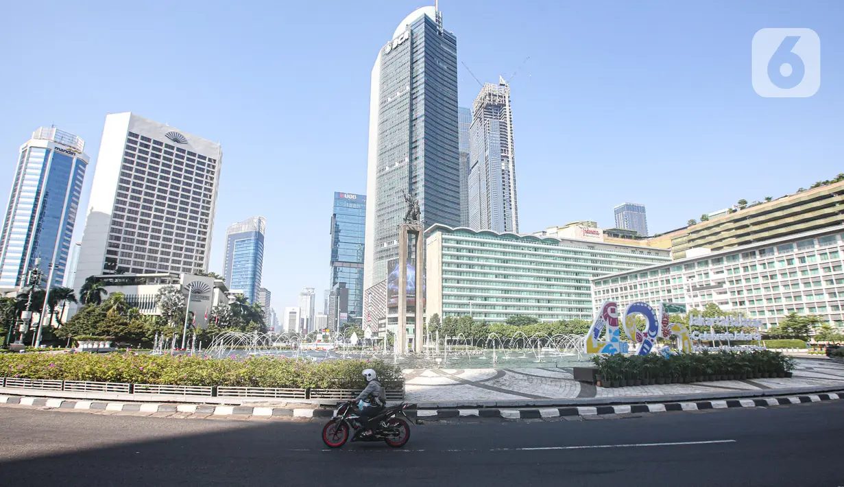 Kondisi lalu lintas di kawasan Bundaran HI, Jakarta, Minggu (10/7/2022). Pemprov DKI Jakarta meniadakan hari bebas kendaraan bermotor (HBKB) atau car free day (CFD) pada 10 Juli karena bertepatan dengan Hari Raya Idul Adha 1443 H. (Liputan6.com/Faizal Fanani)