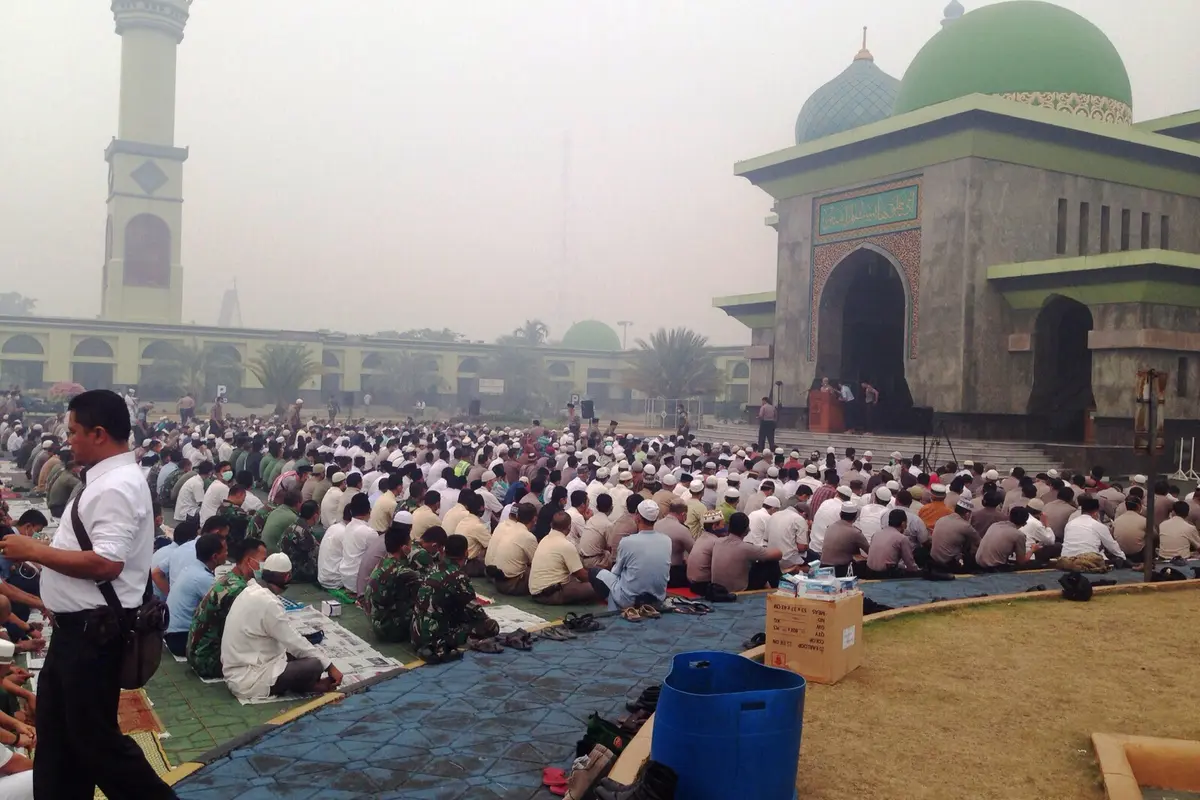 20150907-kabut asap-riau-salat istisqaq