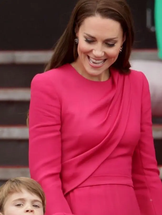 Kate Middleton dalam gaun rancangan Stella McCartney