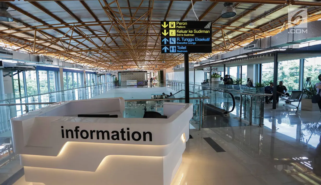 Ruang informasi untuk penumpang di Stasiun Sudirman Baru atau yang sekarang disebut Stasiun BNI City, Jakarta, Selasa (26/12). Stasiun Sudirman Baru ditetapkan sebagai stasiun pemberangkatan awal kereta Bandara Soekarno-Hatta. (Liputan6.com/Faizal Fanani)