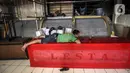 Seorang pria bersantai di Pasar Cipulir, Jakarta, Rabu (7/7/2021). Pemberlakuan Pembatasan Kegiatan Masyarakat (PPKM) Darurat pada tanggal 3 sampai 20 Juli 2021 untuk menekan penyebaran COVID-19 berdampak pada ditutupnya Pasar Cipulir. (Liputan6.com/Johan Tallo)