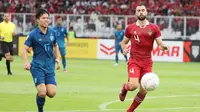 Pemain Timnas Indonesia, Jordi Amat (kanan) dan pemain Thailand, Ekanit Panya berusaha mengejar bola dalam laga matchday ketiga Grup A Piala AFF 2022 di Stadion Utama Gelora Bung Karno, Senayan, Jakarta, Kamis (29/12/2022) sore WIB. (Bola.com/Abdul Aziz)