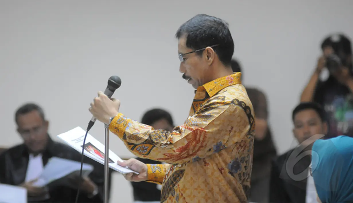 Romi Herton saat membacakan naskah pembelaan dirinya atas kasus dugaan suap penanganan sengketa pilkada Kota Palembang yang melibatkan Akil Mochtar di Pengadilan Tindak Pidana Korupsi (Tipikor), Jakarta, Senin (23/2/2015).  (Liputan6.com/Herman Zakharia)