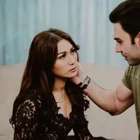 Penyanyi Tata Janeeta kembali ke pelukan Pria asal Iran yang beberapa waktu lalu menjadi suaminya. Pernikahan Tata saat itu terkuat saat dirinya mengaku dicerai Medhi Zati melalui telpon. (Instagram/tatajaneetaofficial)