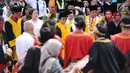 Presiden kelima RI Megawati Soekarnoputri (tengah) disambut tarian khas daerah saat menuju Auditorium Universitas Negeri Padang jelang penganugerahan gelar Doktor Kehormatan, Rabu (27/9). (Liputan6.com/Helmi Fithriansyah)