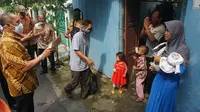 Wali Kota Solo FX Hadi Rudyatmo mengantar pulang pemudik pertama yang dikarantina di Graha Wisata Niaga Solo, Selasa (21/4).(Liputan6.com/Fajar Abrori)