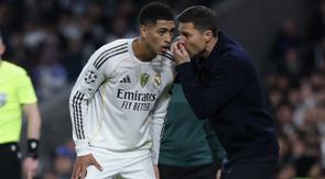 Pelatih Real Madrid asal Spanyol, Xabi Alonso (kanan), berbicara kepada gelandang Real Madrid asal Inggris bernomor punggung 05, Jude Bellingham, selama pertandingan pekan ke-6 Phase League UEFA Champions League antara Real Madrid CF dan Manchester City di Stadion Santiago Bernabeu di Madrid, Kamis (11-12-2025) dini hari WIB. (Thomas COEX/AFP)
