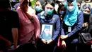 Pramugari NAM Air mengikuti pemakaman Isti Yudha Prastika (34) yang menjadi korban jatuhnya pesawat Sriwijaya Air SJ 182 di TPU Pondok Petir, Depok, Sabtu (16/1/2020). Isti yang berprofesi sebagai pramugari maskapai Nam Air saat kejadian dalam status sebagai penumpang. (merdeka.com/Arie Basuki)