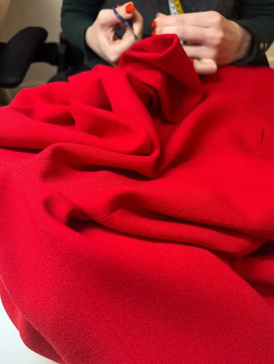 Bahan wool menjadi material yang dipilih untuk hadirkan kemewahan yang sempurna. [Foto: Instagram/ suzannahlondon]