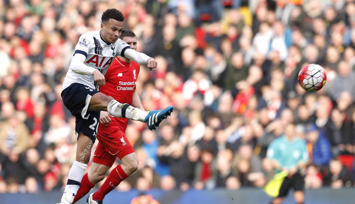  Pemain Tottenham, Dele Alli, mencoba melakukan tembakan jarak jauh ke gawang Liverpool pada lanjutan Liga Inggris di Stadion Anfield, Liverpool, Minggu (3/4/2016) dini hari WIB. (Reuters/Phil Noble)