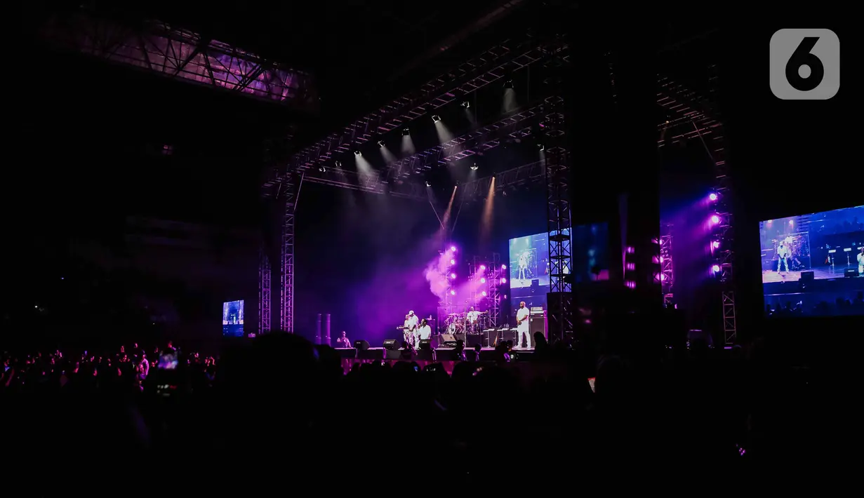 Suasana konser Boyz II Men Tour of Asia 2019 di Tennis Indoor Senayan, Jakarta, Rabu (4/12/2019). Boyz II Men membawakan sebanyak 20 lagu seperti End of the Road, One Sweet Day, dan I'll make love to you. (Liputan6.com/Faizal Fanani)