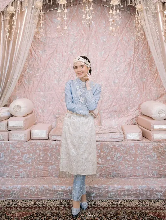 Di momen Boh Gaca jelang menikah, Beby Tsabina mengenakan busana tradisional Aceh bernuansa baby blue lembut dari atelier.thalia. Penampilannya itu dilengkapi dengan headpiece nuansa keemasan. [@venemapictures @ini_niel @albertwongkar]