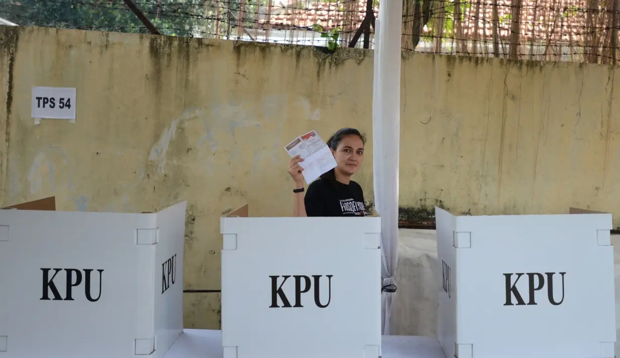 "Belum mandi nih. Haha. Gue baru bangun tidur, enggak masalah ketemu orang tanpa make up," ungkap Luna Maya ketika ditemui di TPS 54 Pela Mampang, Bangka, Jakarta Selatan, Rabu (19/4). (Adrian Putra/Bintang.com)