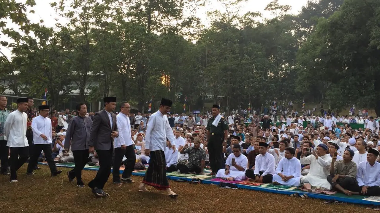 Presiden Joko Widodo (Jokowi) dan Ibu Negara Iriana melaksanakan salat Idul Adha 1440 Hijriah di Lapangan Astrid Kebun Raya Bogor Jawa Barat, Minggu (11/8/2019).