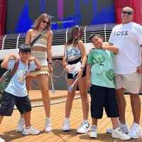 Tidak hanya penampilan Nia yang telah memiliki anak masih kerap di sebut bak ABG, tapi juga putri cantiknya. Yang tidak hanya cantik, tapi juga tingginya sudah hampir sama dengan mamanya. [Instagram/ramadhaniabakrie]