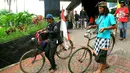 Komunitas sepeda ontel membawa sepedanya usai mendatangi Komisi Pemberantasan Korupsi (KPK), Jakarta, Senin (16/02/15).  Para pelajar mengayuh sepeda ontel selama 13 hari dari  Jember menuju Jakarta untuk mendukung KPK. (Liputan6.com/Faisal R Syam)