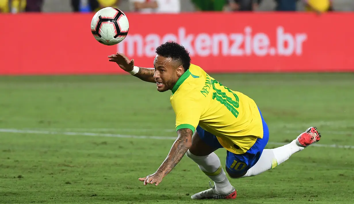 Penyerang Brasil Neymar Jr tersandung saat bermain dalam laga persahabatan menghadapi Peru di Los Angeles Memorial Coliseum, California, Amerika Serikat, Selasa (10/9/2019). Peru menang 1-0 atas Brasil. (Tandai Ralston/AFP)